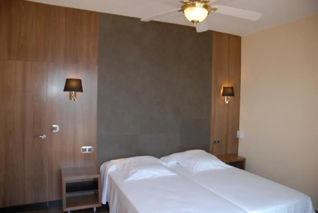 Hotel Grifeu Llanca 3*,  Spain